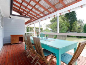Rubys Retreat, 44 Achilles Street - pet friendly, aircon, wifi & boat parking